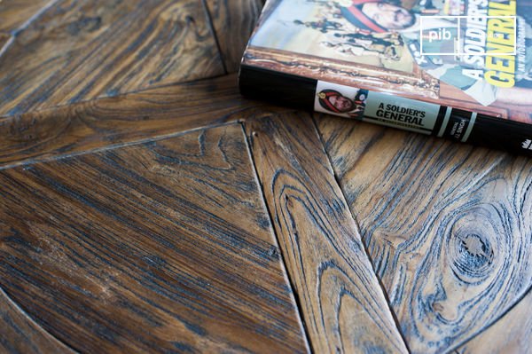 Bonita bandeja de madera oscura.