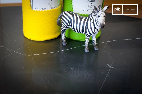 Superficie de mármol barnizado negro con finas vetas blancas.