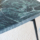 El acabado lateral tiene líneas ásperas, rugosas al tacto.