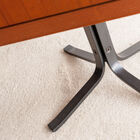 Elegante base de mesa de metal negro contrastado.