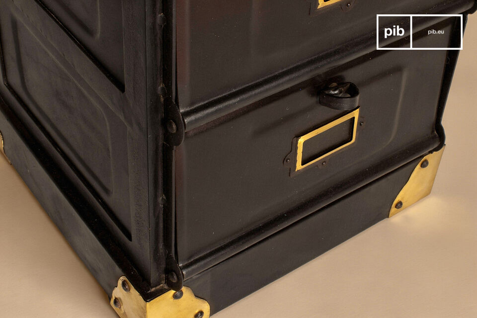 Los paneles laterales presentan un doble estampado rectangular que refuerza la estructura y da