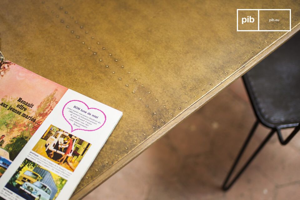 Het tafelblad van de Liverpool eettafel is gemaakt van eikenhout