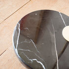 Schöner schwarzer Sockel mit weißer Maserung.