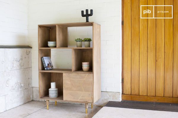 De plank heeft mooie gouden messing accenten.