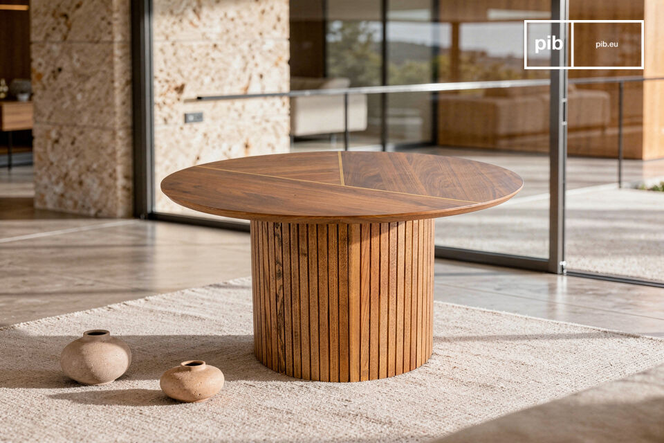 Deze salontafel met een diameter van 80 cm is een evenwicht tussen architecturale strengheid en