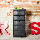 Schitterend metalen kast in industriële stijl.