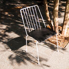 Der Metallstuhl Hossegor wird Sie mit seinen klaren Linien