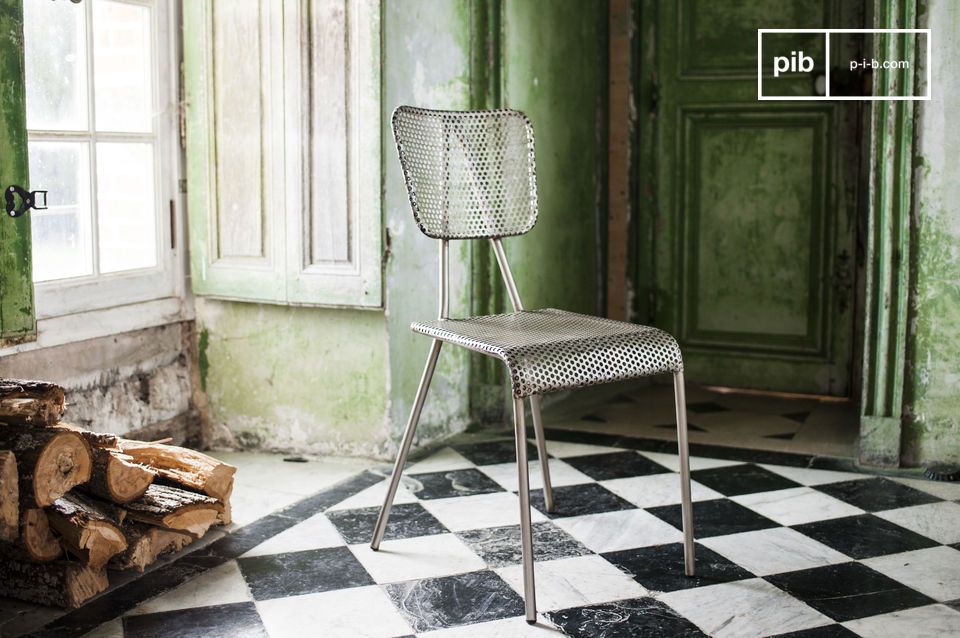 Donkergrijze afwerking met een licht patina in een vintage industriële stijl.
