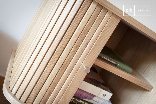 Les rideaux de bois se glissent à l'arrière du meuble pour découvrir les volumes de rangement latéraux.