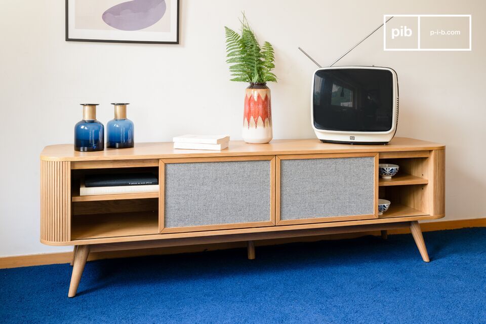 Les proportions et les matériaux utilisés font directement référence aux standards du design scandinave des années 50.