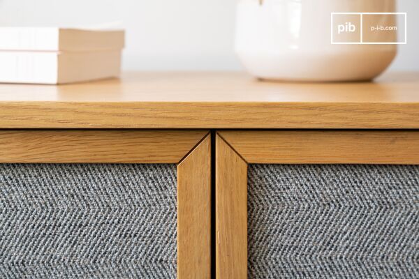 Les deux portes coulissantes sont constituées d'un cadre en chêne clair et de panneaux de tissu à chevrons gris chiné.