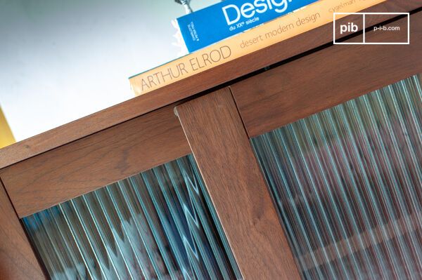 Les portes coulissantes en bois et verre cannelé laissent entrevoir les objets.