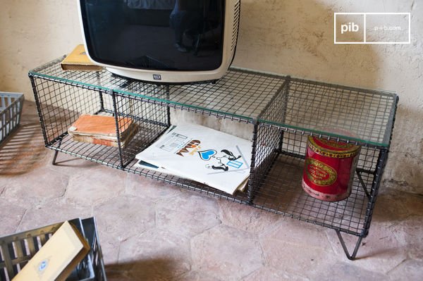 Les 3 compartiments ouverts permettent de ranger livres ou objets du quotidien tout en les gardant visibles.