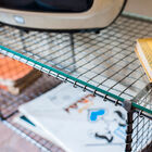 Le plateau en verre trempé repose directement sur la structure pour une esthétique minimaliste et robuste.