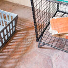 Les soudures apparentes renforcent l'allure industrielle et témoignent d'une conception durable.