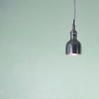 Verzilverde afwerking, kabel ingebed in een metalen vlecht.