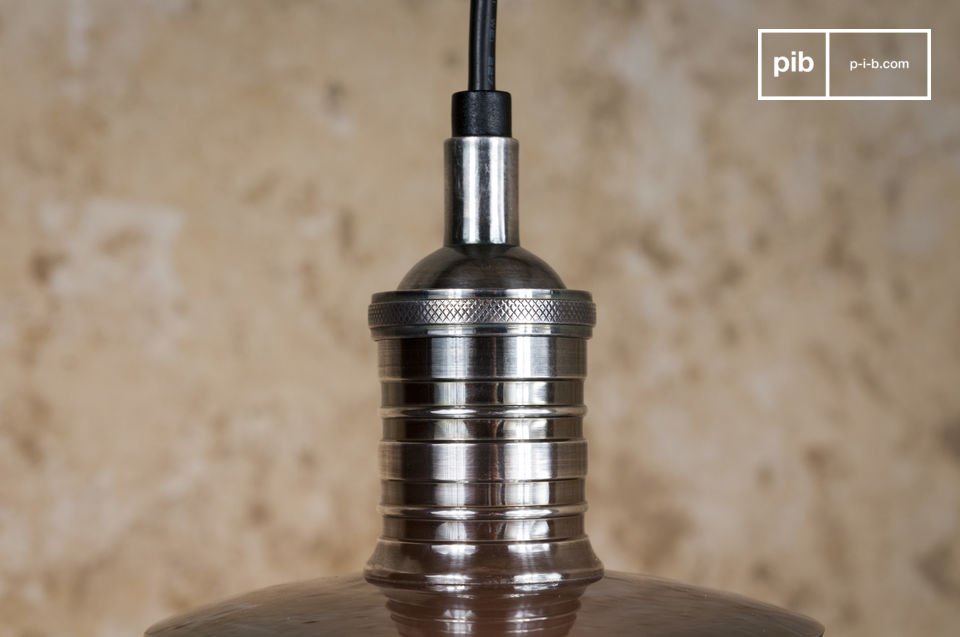 Deze koperen hanglamp heeft een prachtige zilveren finish