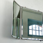 Miroir rabattable au charme rétro.