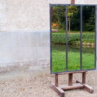 Cadre d'atelier en acier abrite le reflet d'un bois.