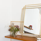 Le grand miroir est élégant et imposant.