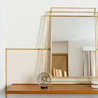 Elegant miroir avec une belle strcuture géométrique.