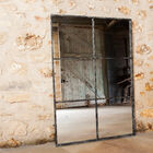 le cadre du miroir se divise en 6 carrés distincts pour un effet géométrique.