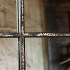 Intégralement réalisée en métal gris patiné, avec une finition légèrement vieillie.