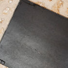 Ce miroir s'accroche aisément au mur grâce à des pattes de fixation métalliques.