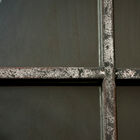 Le dessin du cadre rappelle une ancienne fenêtre d'atelier.