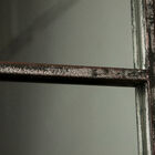 une patine légèrement blanche est appliquée sur une finition métallique texturée.