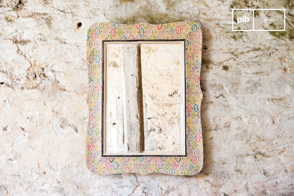 Le miroir Joan est un miroir ancien déco campagne chic qui apportera une touche subtilement