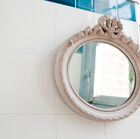 Le miroir Justine est un petit accessoire de décoration au charme délicat du style romantique