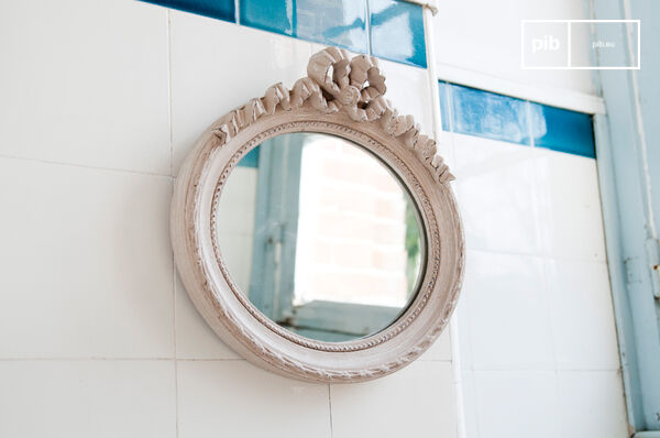 Le miroir Justine est un petit accessoire de décoration au charme délicat du style romantique