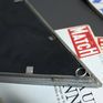 Le miroir Diagone est un accessoire décoratif affichant fièrement son identité industrielle si