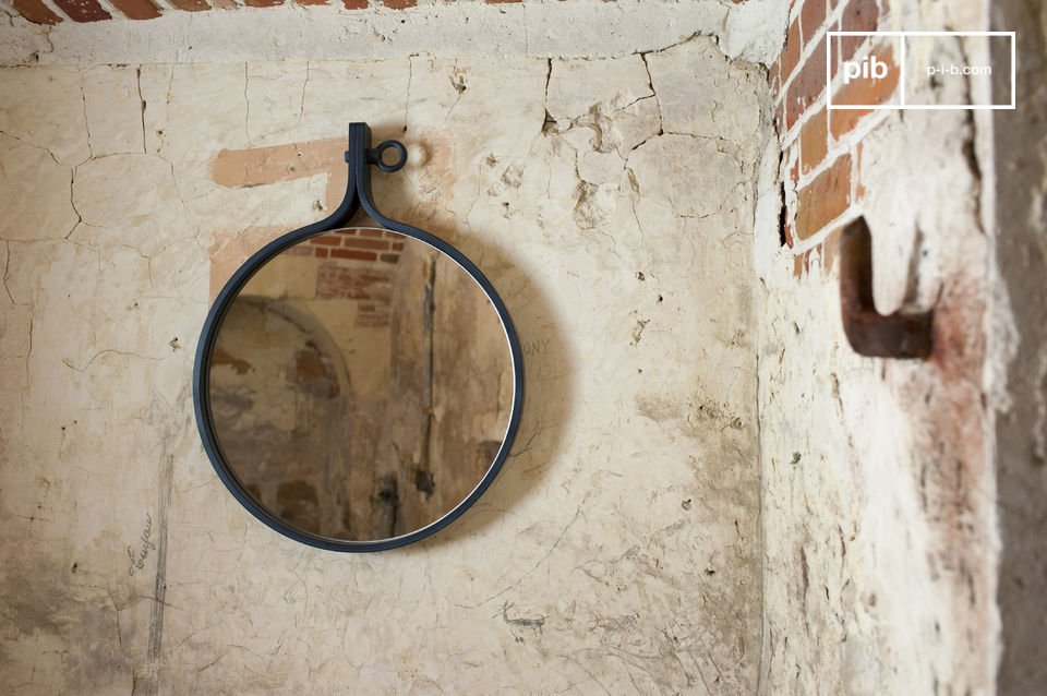 Le miroir est d'une grand taille pour un plus bel effet.