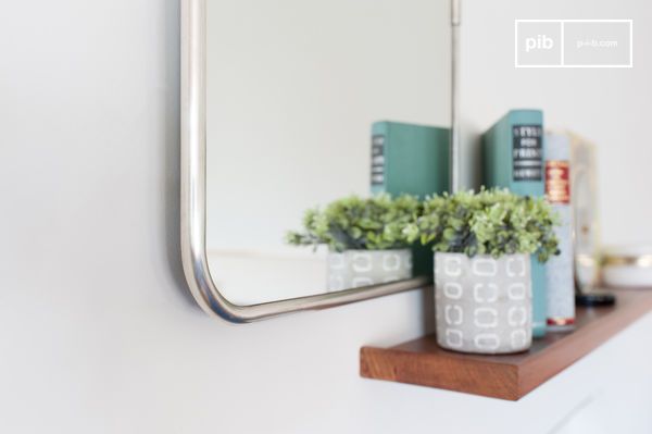 Miroir sobre au contour en forme de tube arrondi.