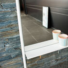 Le miroir dispose d'une tablette permettant de poser des objets.