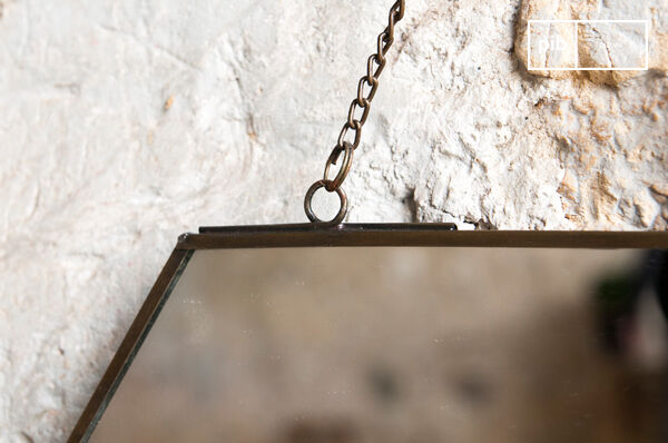 The mirror Solliès-Pont is a wall decoration accessory which is very simple and made in a beautiful