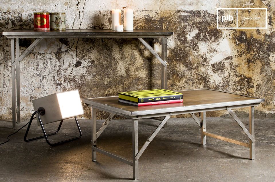 Pratica e leggera console in interni rustici.