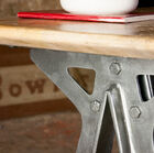 Le viti e i rivetti a vista rafforzano lo stile industriale di questa console.