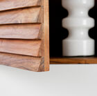 Interamente realizzato in legno di acacia