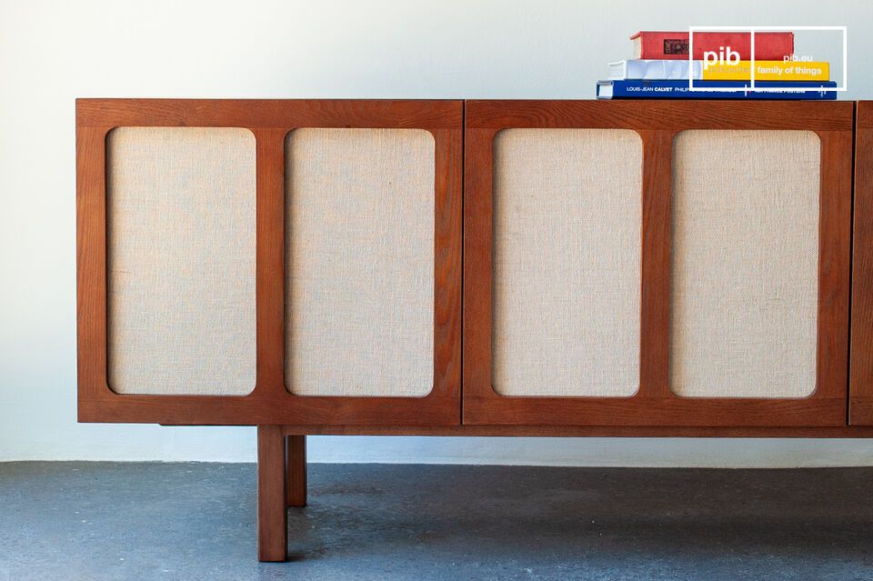 Le delicate curve del frontale e le maniglie discrete richiamano il raffinato design mid-century
