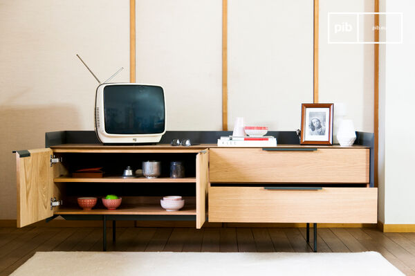 Ampio mobile con linee fluide e grande capacità di stoccaggio.