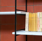 Fijne matzwarte structuur met vier stevige marmeren bladen.