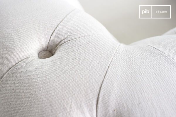 Het witte linnen doek is prachtig gestoffeerd met een prachtige afwerking.