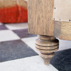 De voet is ultragewerkt voor een superieure elegantie.