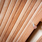 Las cortinas también son de madera, para un doble encanto.