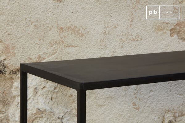 entirely made of metal, the structure is robust and of a rare finesse.