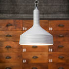 Grijze lamp met een sobere vormgeving en uitlopende en verfijnde lijnen.