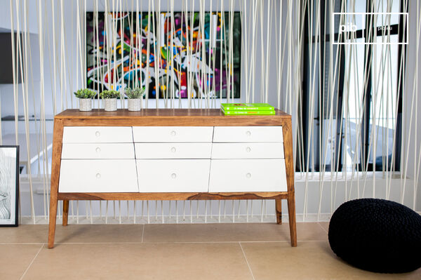 The slightly oblique chest of drawers for an extraordinary look.